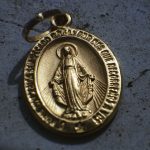Conheça a história da medalha milagrosa de Nossa Senhora