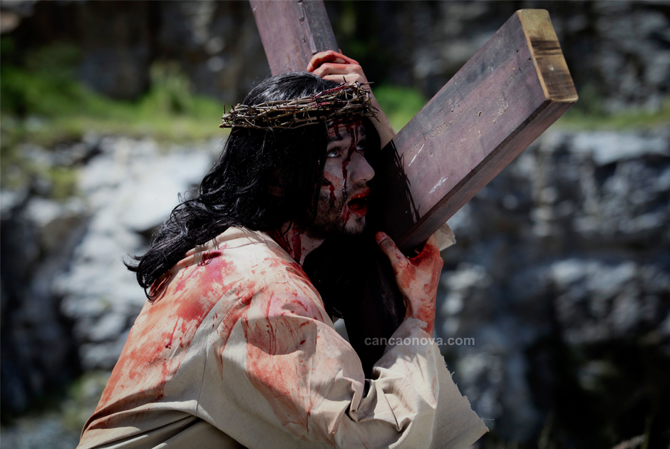 II Estação – Jesus toma a cruz aos ombros