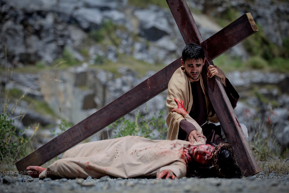 V Estação – Simão Cirineu ajuda Jesus a levar a cruz