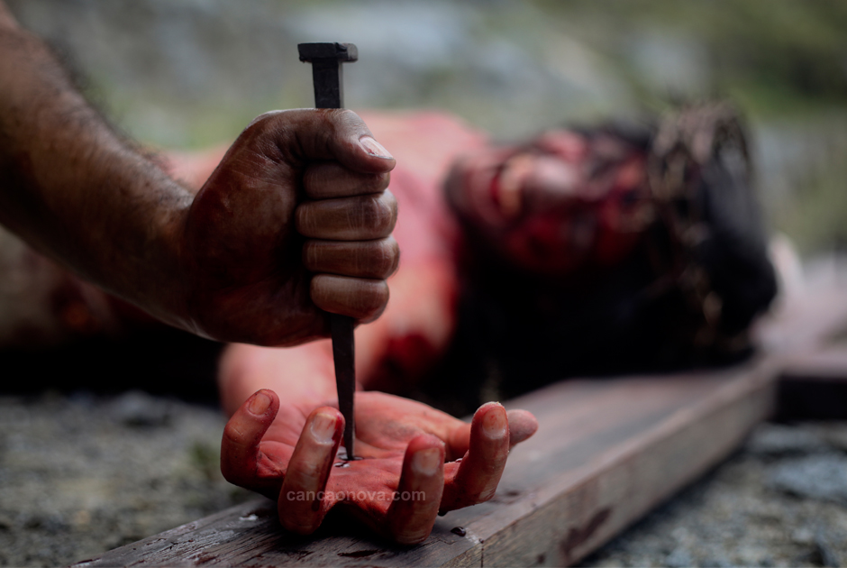XI Estação – Jesus é pregado na cruz