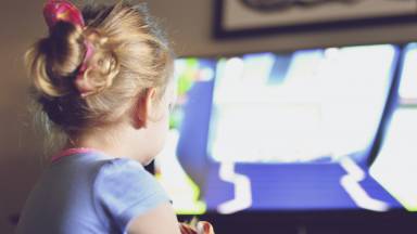Você sabe o que seus filhos estão assistindo na TV?