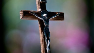 A cruz representa Cristo e o amor que Ele tem por nós