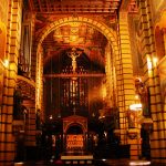 Qual é a importância das artes sacras nas igrejas?