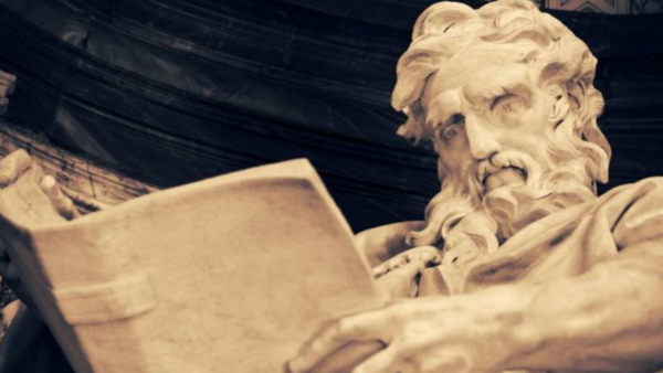 Escultura de São Mateus em mármore . barba longa e cabelos ondulados, segurando e lendo um grande livro aberto, em expressão de concentração.