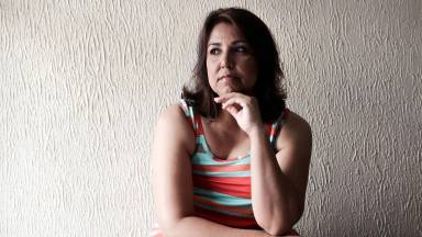 Célia Barros testemunha como foi viver o tratamento do câncer de mama