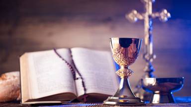 Qual a diferença entre sacramentos e sacramentais?