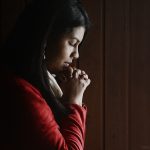 Compreenda como é feita a oração nas terceiras moradas