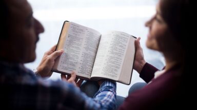 A Palavra de Deus é capaz de iluminar o cotidiano familiar