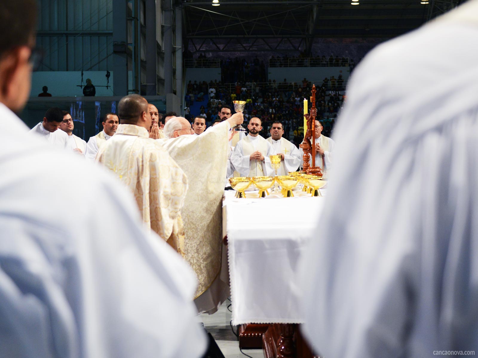 O que é necessário para celebrar a Santa Missa