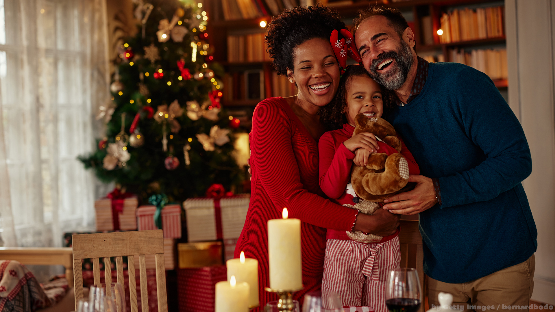 Árvore de natal com neve branca com decoração de presentes no interior da  casa de ano novo