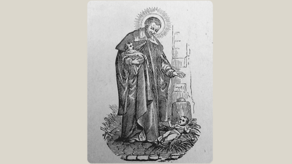 Ilustração em gravura a preto e branco de São Vicente de Paulo, retratado como um homem barbudo com auréola radiante, usos religiosos longos com capa. Traz uma criança pequena ao colo, segurando-a com o braço direito, enquanto estende a mão esquerda com um gesto protetor em direção a outro bebê deitado num monte de palha no chão, aos seus pés. O fundo sugere um ambiente simples com uma parede de pedra ou tijolo.