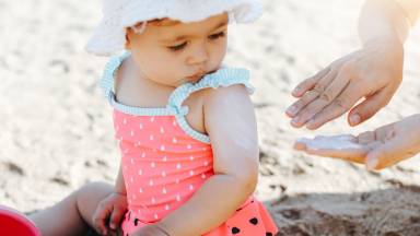 Como cuidar da pele do bebê no sol