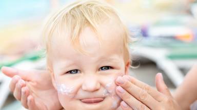 Você sabe como cuidar da pele do bebê no sol?