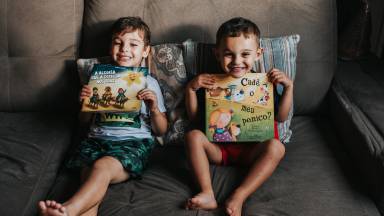 Semana do livro infantil: crianças e seus livros favoritos