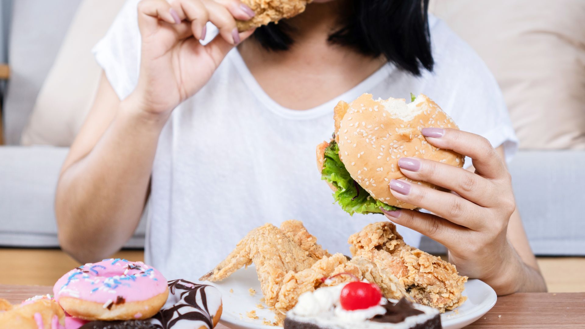 Entenda a compulsão alimentar: causas, sintomas e a recuperação