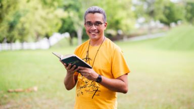 Os padres cooperam com Deus na construção do homem