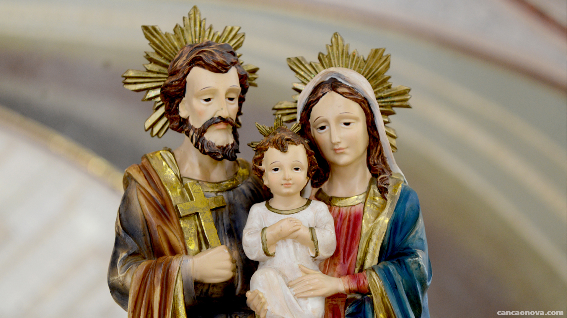 Imagem sacra da Sagrada Família, apresentando São José, a Virgem Maria e o Menino Jesus em uma composição de profunda devoção.