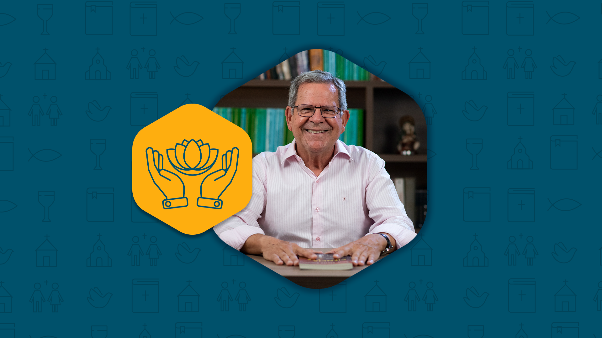 Professor Felipe Aquino em sua sala com uma estante de livros atrás. Um ícone amarelo que mostra a flor de lótus entre duas mãos, simbolizando o Reiki.