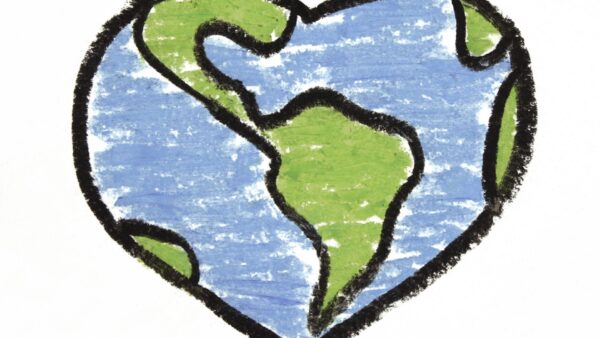 Uma ilustração em giz de cera representando o planeta Terra em formato de coração, destacando o mapa das Américas centralizado.