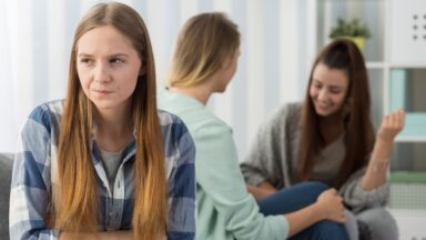 Devo afastar-me daqueles que praticam imoralidades?