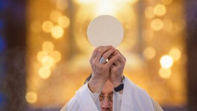 Jesus Eucarístico espera por você