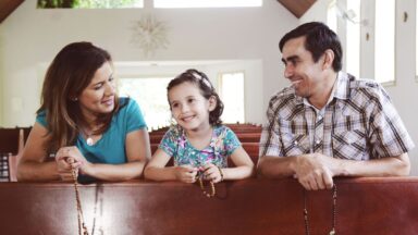 Rezando em família: como inserir a oração em meio de uma rotina agitada