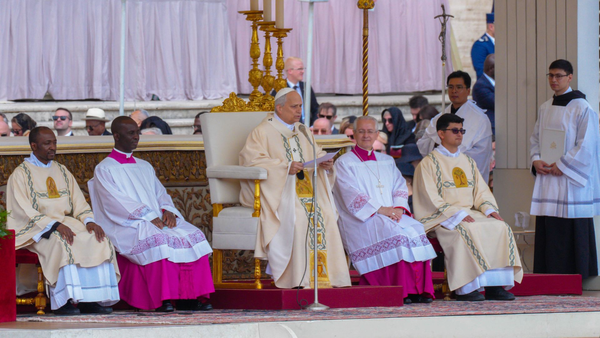 O cardeal Robert Francis Prevost apareceu diante do público, agora já como Papa Leão XIV, da sacada da Basílica de São Pedro na quinta-feira...