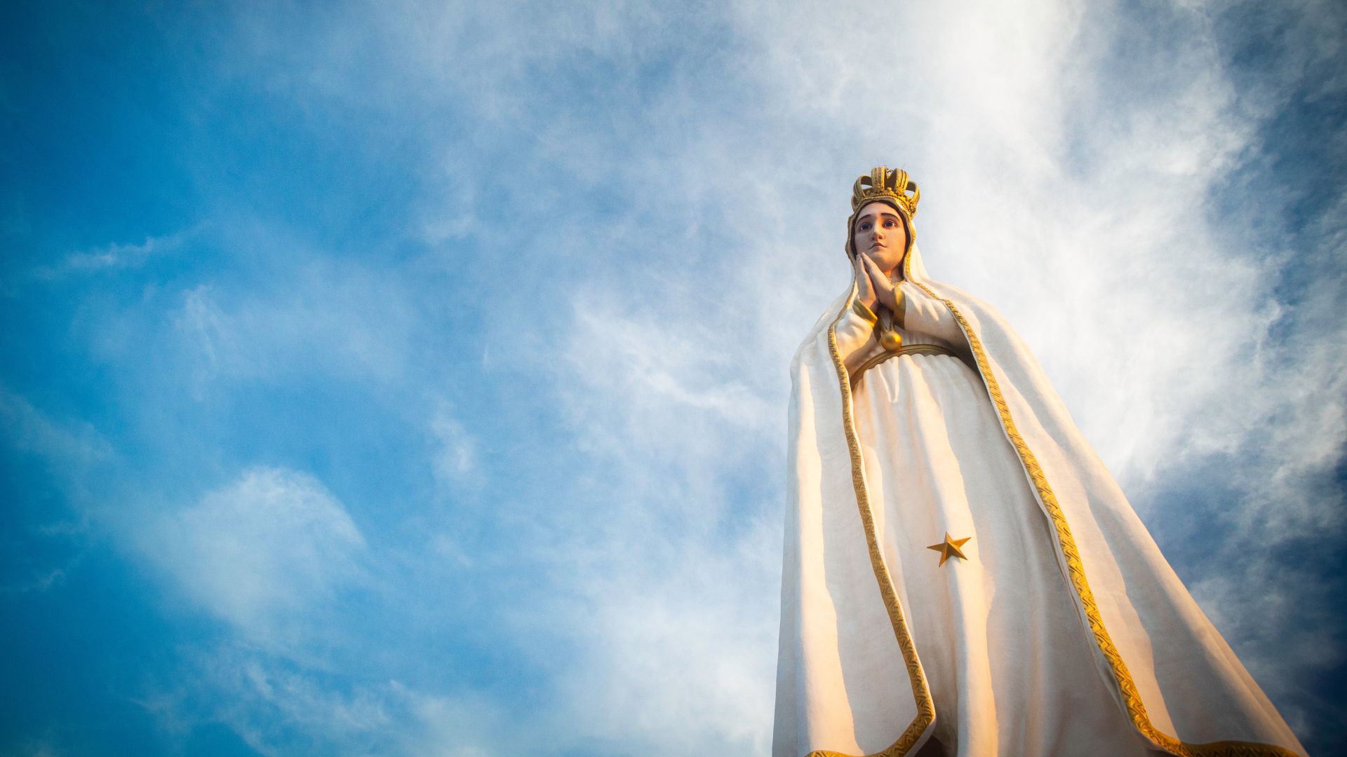 Fátima é, portanto, o "beijo da Misericórdia Divina" sobre as feridas do mundo moderno. Pois, as revelações privadas não completam o Evangelho...
