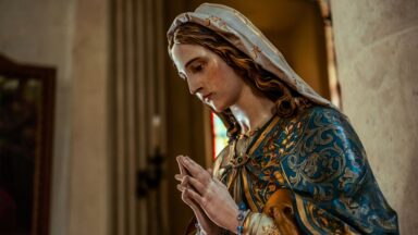 A virtude da fortaleza na vida de Maria e o exemplo de fé cristã