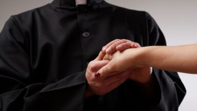 Qual deve ser a consciência do leigo perante a figura do sacerdote?