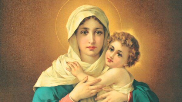 Pintura clássica de Nossa Senhora de Schoenstatt (Mãe Três Vezes Admirável), retratando a Virgem Maria com um véu claro e manto azul, segurando com ternura o Menino Jesus nos braços. Ambos possuem auréolas douradas sobre um fundo em tons de ocre e marrom.
