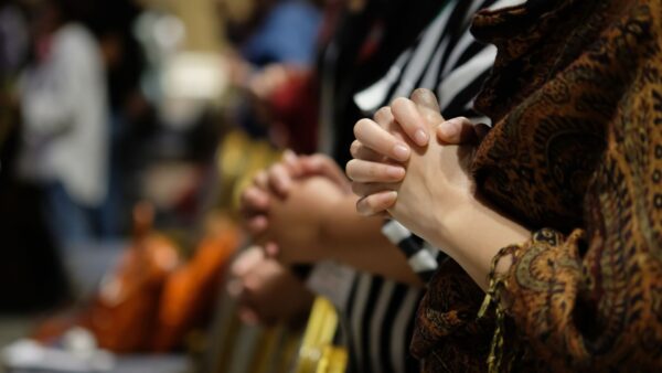 Pessoas reunidas em oração durante um momento de fé e espiritualidade