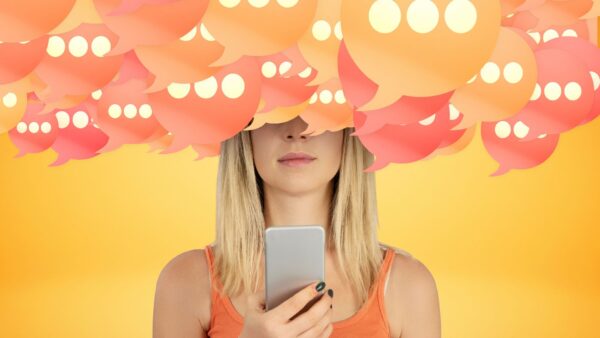 Mulher usando celular enquanto é cercada por balões de diálogo, representando a influência das opiniões nas redes sociais.