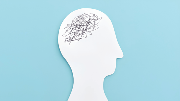Psicoterapia - Silhueta branca de uma cabeça humana de perfil, voltada para a direita, sobre fundo azul-claro. No interior da cabeça, há um emaranhado de linhas pretas representando pensamentos confusos.