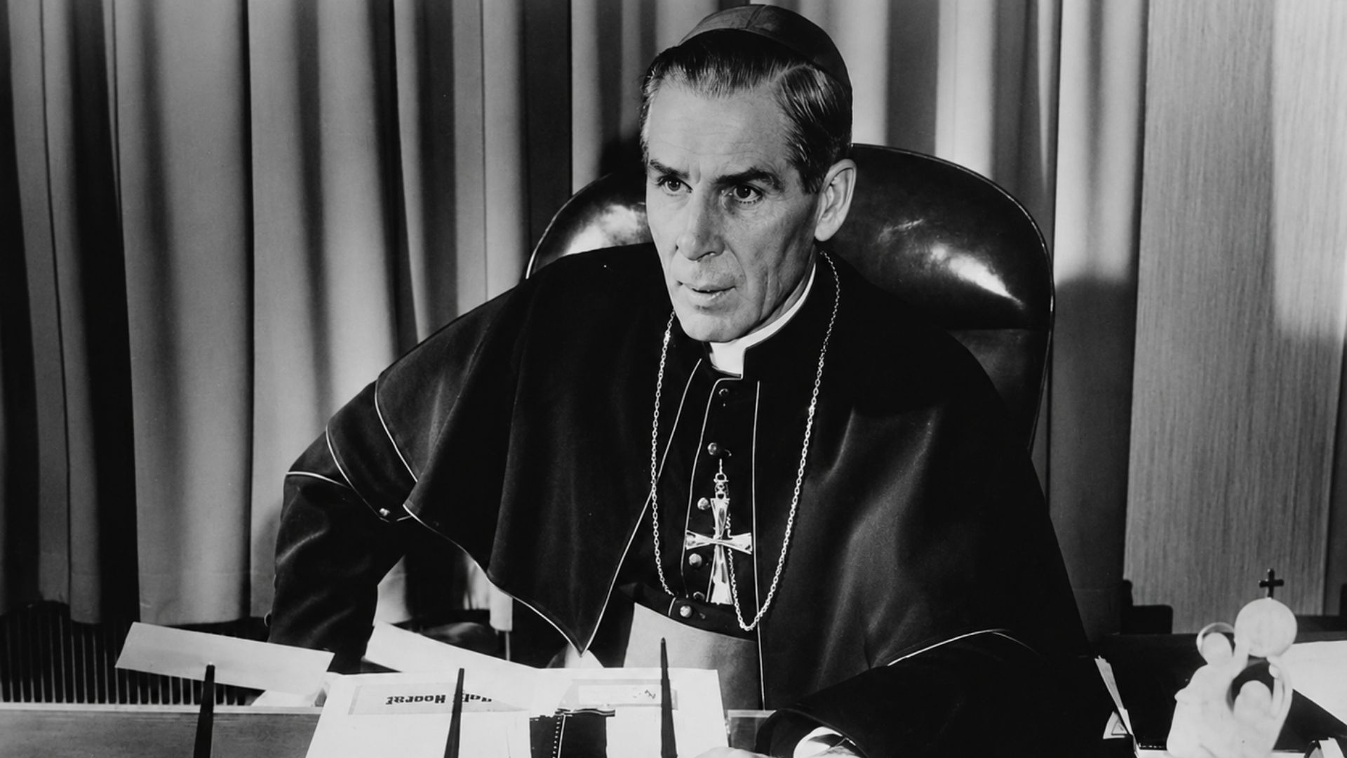 Foto do Bispo Fulton J. Sheen, bispo católico romano da Diocese de Rochester, Nova York. Sheen apresentava um programa de rádio e televisão chamado "Life Is Worth Living" (A Vida Vale a Pena Ser Vivida), que foi ao ar de 1951 a 1957.