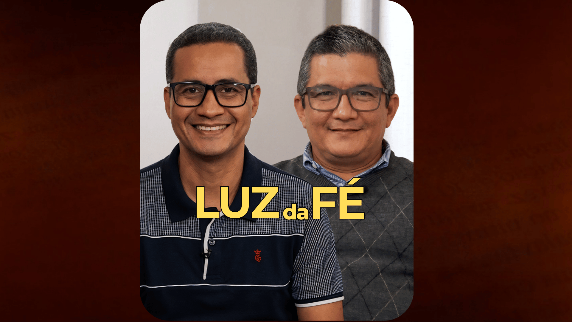 Dois homens sorridentes, de óculos, posicionados lado a lado em fundo claro. À frente, o texto em letras amarelas e brancas: "LUZ da FÉ".