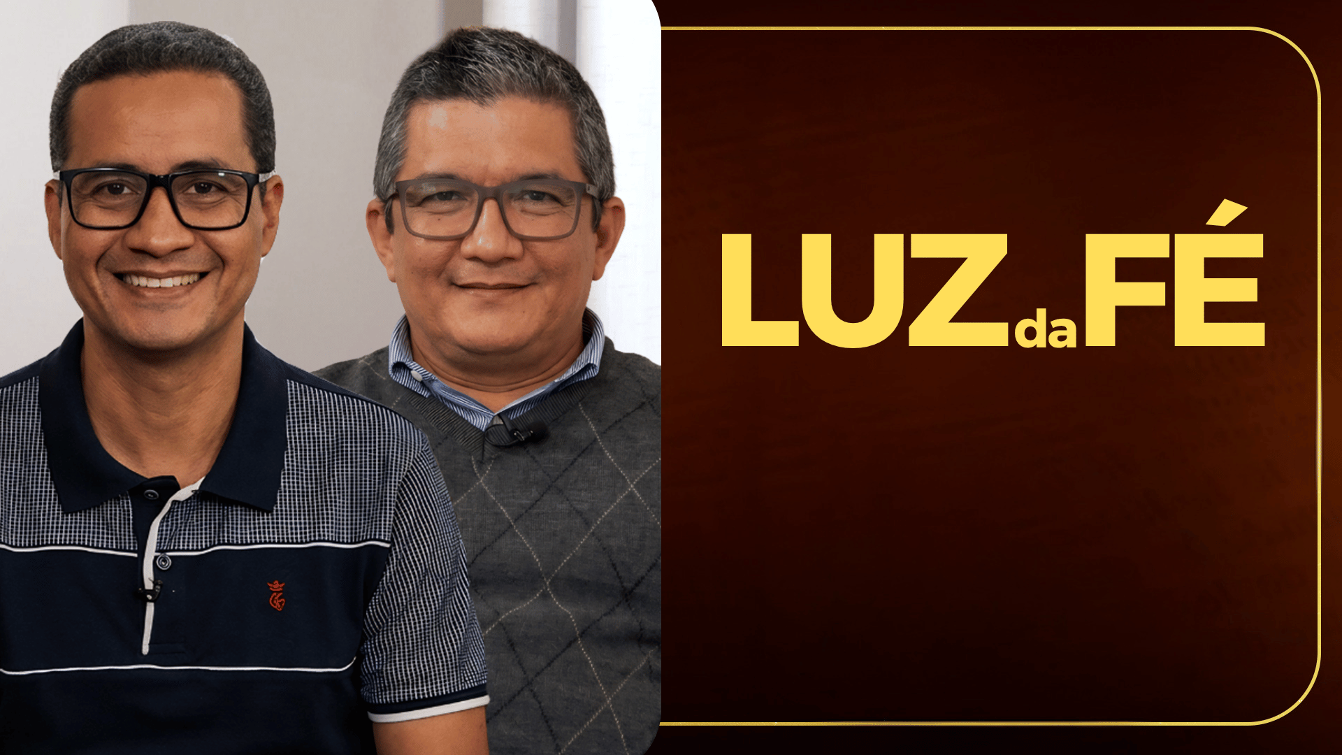 Dois homens a sorrir, em plano médio, posicionados lado a lado no canto esquerdo da imagem. O homem da esquerda veste uma t-shirt polo azul-escura com riscas horizontais e usa óculos de armação preta. O homem da direita veste um camisolão cinzento sobre uma camisa e usa óculos. À direita, sobre um fundo escuro e avermelhado, destaca-se a inscrição "LUZ da FÉ" em letras maiúsculas de cor amarela.