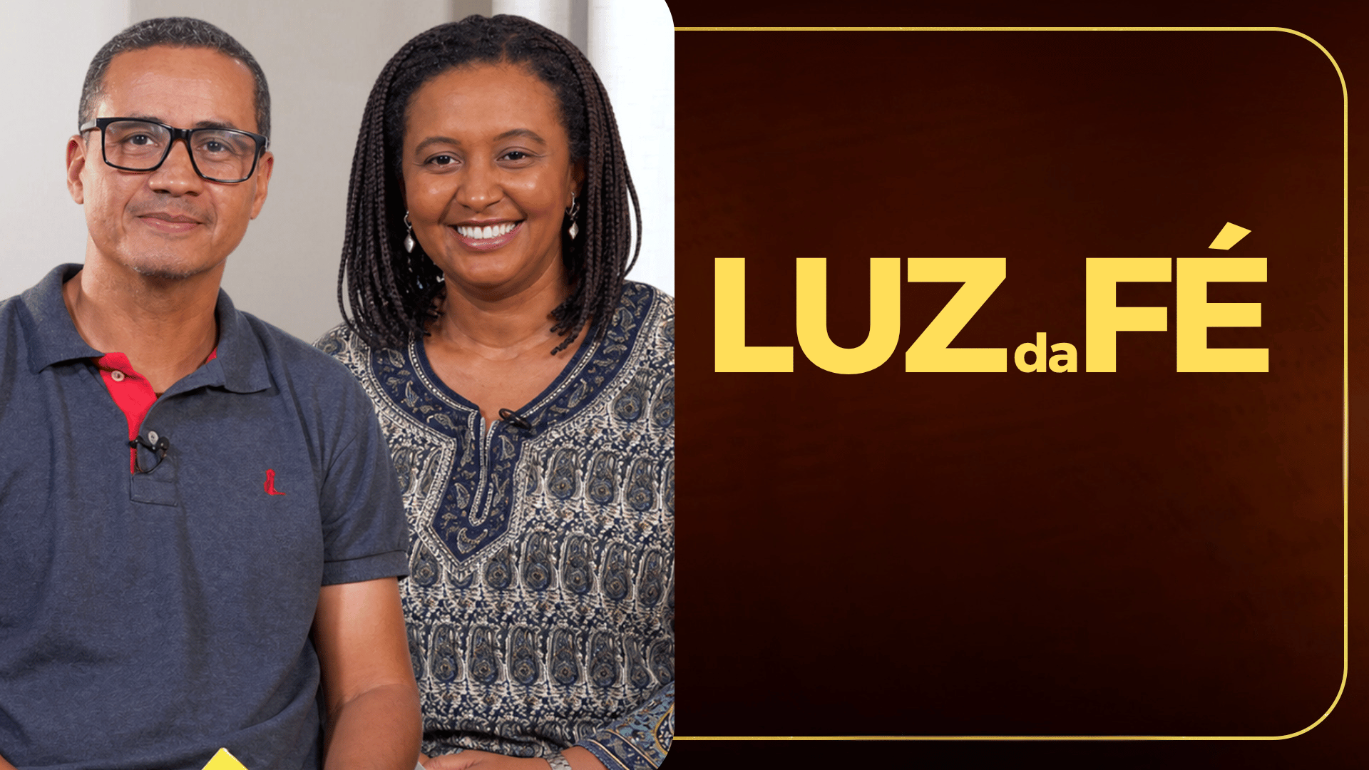 A imagem promocional do programa Luz da Fé apresenta, no lado esquerdo, os apresentadores sorridentes — um homem de óculos e polo cinzento ao lado da apresentadora Maria Cristina —, que conduzem a reflexão sobre a missão do artista e a contemplação da beleza, enquanto o lado direito exibe o fundo escuro com o logótipo oficial em letras amarelas de destaque.