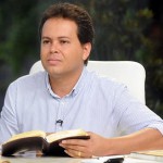 Ouça a Palavra de Deus com humildade e em espírito de oração