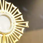 Padre Rafael Solano e Daniel Godri Jr ministram pregação em dia de louvor