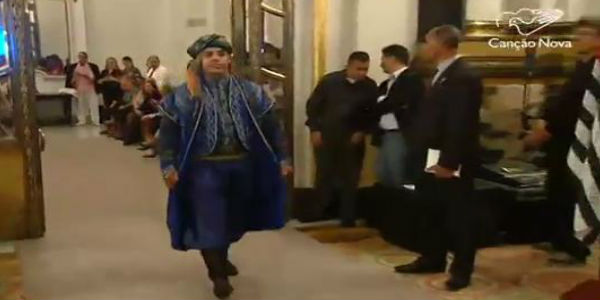 Desfile apresenta vestes típicas do Oriente Médio