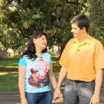 Julio e Adelita oram pelos pais