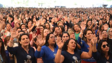 Padres Marcelo Rossi e Reginaldo Manzotti se reúnem com milhares de mães na Canção Nova
