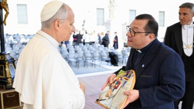 Presidente da Canção Nova cumprimenta e presenteia Papa Leão XIV