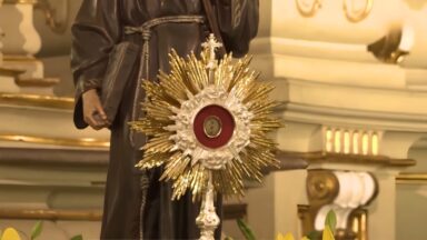 Relíquia de primeiro grau de São Francisco visita a Canção Nova