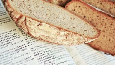 Jesus é Pão que alimenta e traz vida eterna