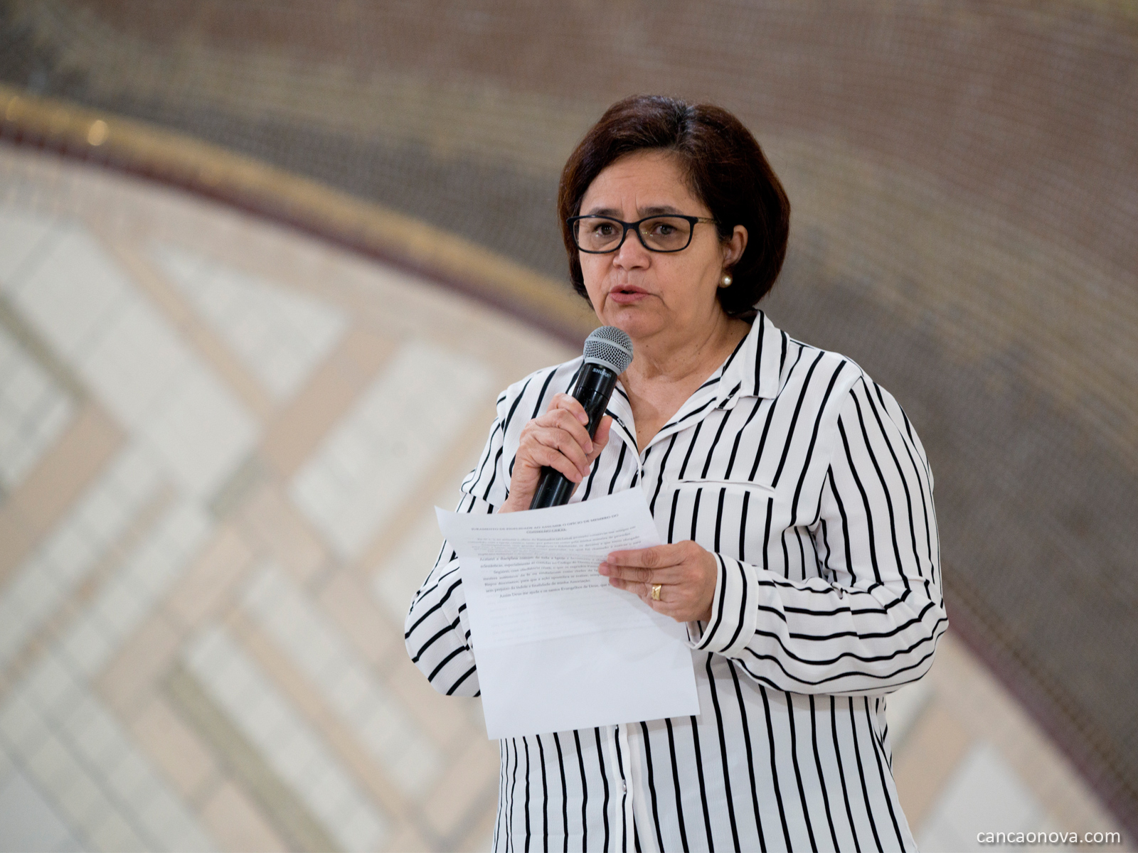 Vera Lúcia Reis, lê o juramento de posse como Formadora Geral da Comunidade Canção Nova.