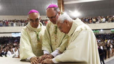 No altar do Santuário, há um relicário com as relíquias de quatro santos