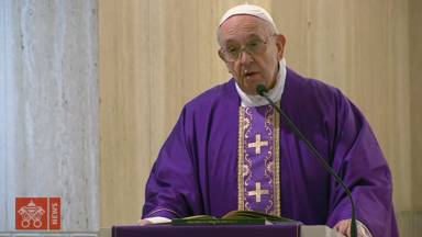 Papa Francisco celebra missa pelas famílias presas em casa