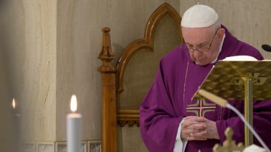 Papa: rezemos pelos mortos, especialmente pelas vítimas do coronavírus